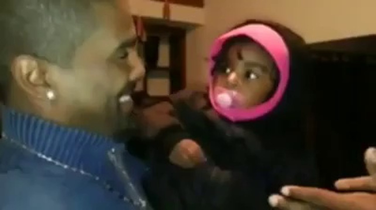 un bébé et son papa ... et un autre papa ? L'enfant est troublée. MDR