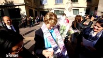 Les Roms de Montreuil offre des fleurs à Dominique Voynet pour son départ