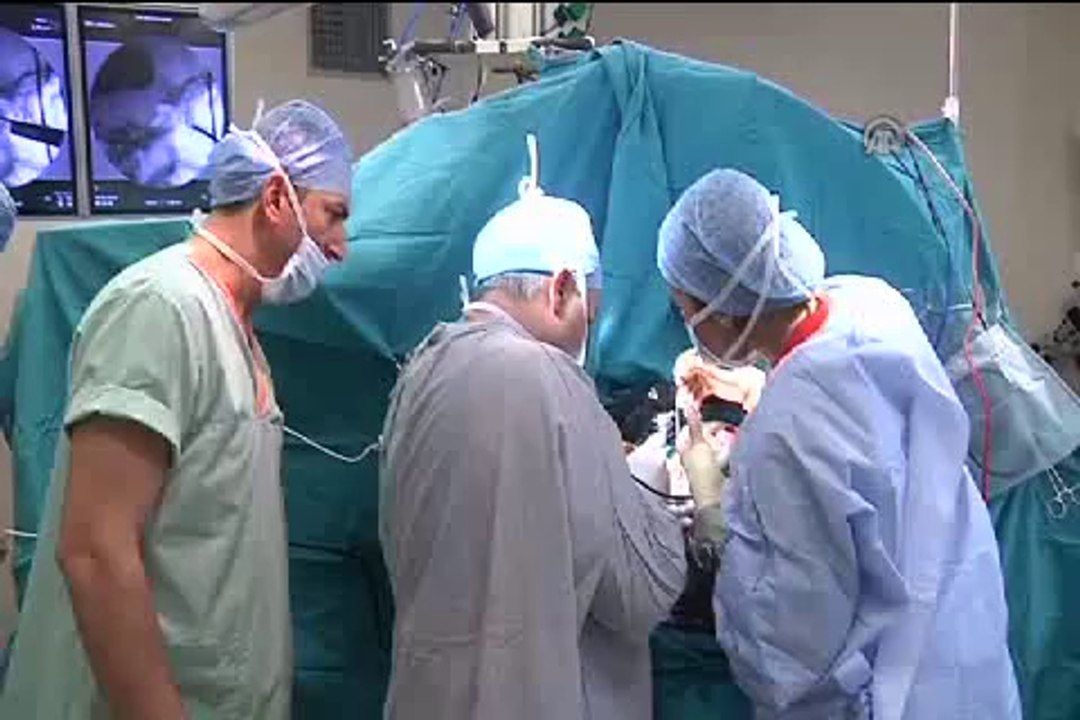 Konuşa konuşa beyin ameliyatı oldu