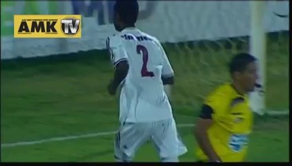 Gol atınca heyecandan hakeme sarıldı