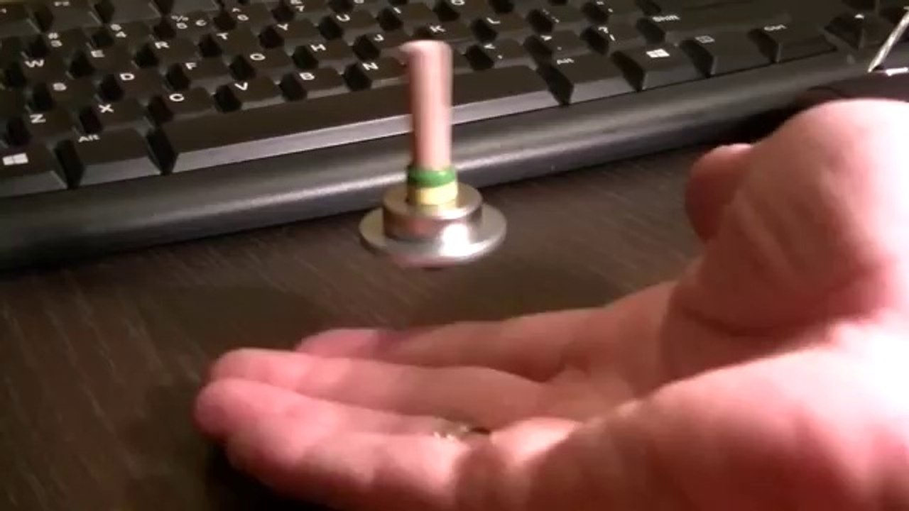 Amazing Magnetic anti gravity Toy - levitron casero - YouTube_2