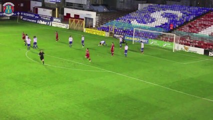 Football - Après un but sur coup franc adverse, il tire dans la tête de son coéquipier