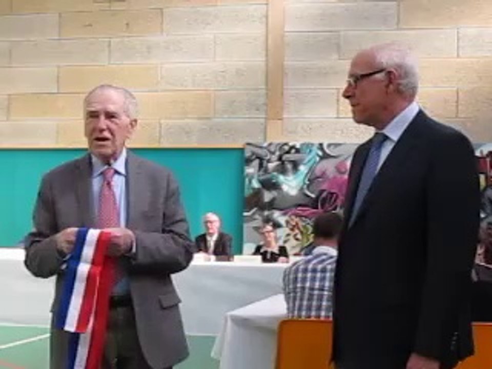 Saint-Nicolas-les-Arras : Charles Gheerbrant remet l'écharpe de maire à Alain Cayet