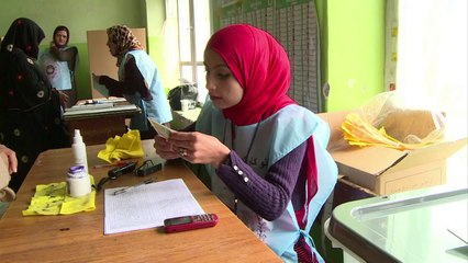 Les femmes afghanes défient les talibans et sortent voter