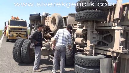 Siverek'te Çakıl Yüklü Kamyon Devrildi: 2 Yaralı