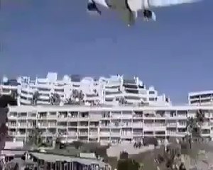 AMMARAGGIO PAZZESCO. PANICO SULL'AEREO E SULLA SPIAGGIA.