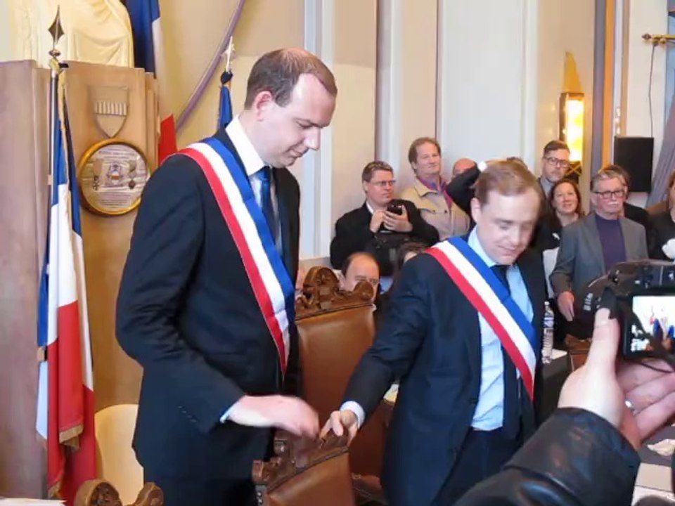 Maire de Béthune, Olivier Gacquerre passe l'écharpe à son probable premier adjoint, Pierre-Emmanuel Gibson.