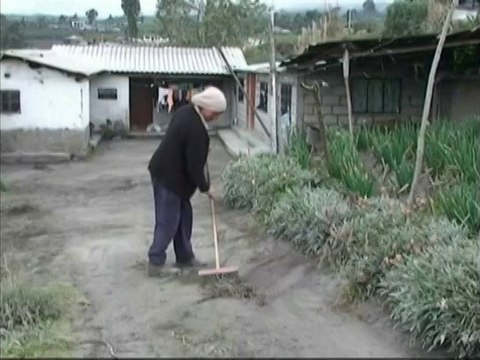 Equateur : un volcan crache une colonne de cendres haute de 10 km