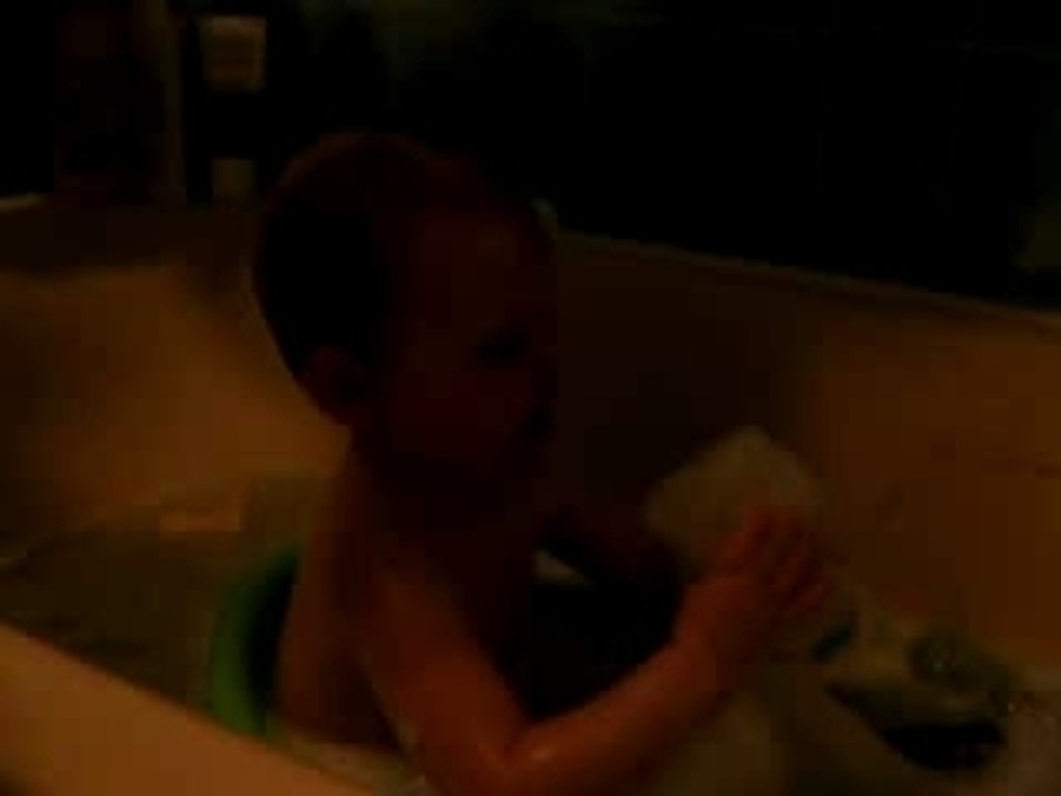Lucile et la mousse du bain