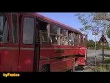 Dolu otobüsdeki sarışın kızı taciz ediyor