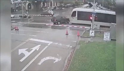 Car VS Tram : crazy car fail!