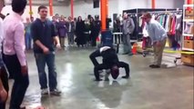 Flic VS danseur de rue : une battle de Breakdance énorme!