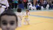 2 petites files adorables font leur premier combat de Judo!