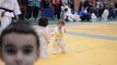 2 petites files adorables font leur premier combat de Judo!