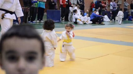 2 petites files adorables font leur premier combat de Judo!