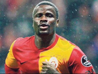 TRİBÜNLER AYAKTA ASLANLAR SAHADA