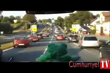 Polonya'da ambulansa yol verme