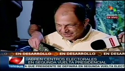 Candidato presidencial costarricense de PAC habla con su hija