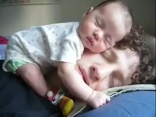 Şirin Bebek ve Babası Uyuyor