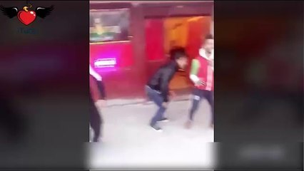 Incredibili ragazzi rumeni fanno impazzire un'anziana signora