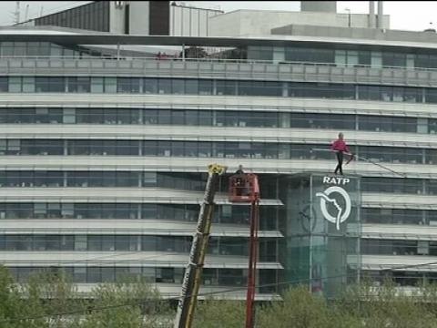 Le funanbule Denis Josselin 25 mètres au-dessus de la Seine - 06/04