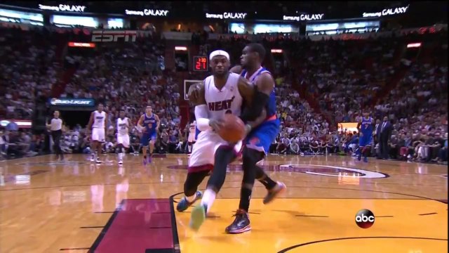 Après une grosse faute sur lui, LeBron James montre ses muscles