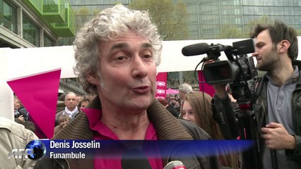 Paris: un funambule au-dessus de la Seine