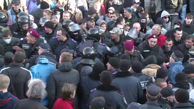 Ukraine:face-à-face à Kharkiv entre pro-russes et nationalistes