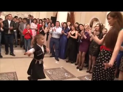 Çerkes Oğlu bu Kafkasya Rüzgarı gibi... :) Çok iyi dans ediyor...