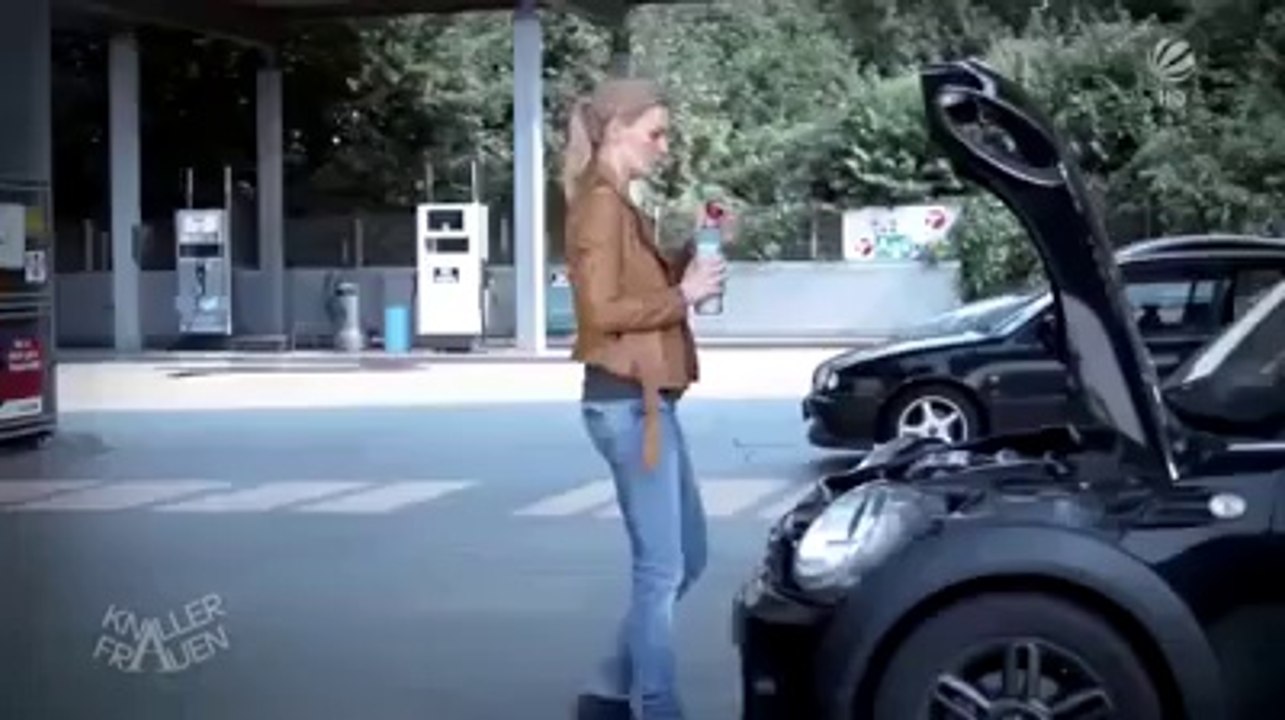 Blonde puts oil in the car..Must watch lol