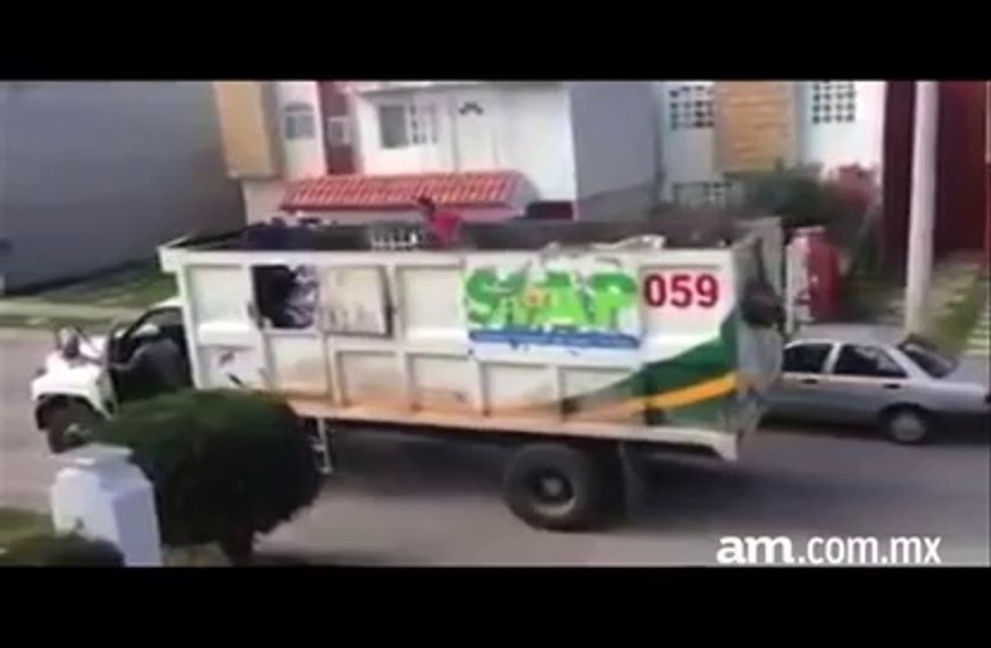 Mexican garbage Truck without driver.... Insane!