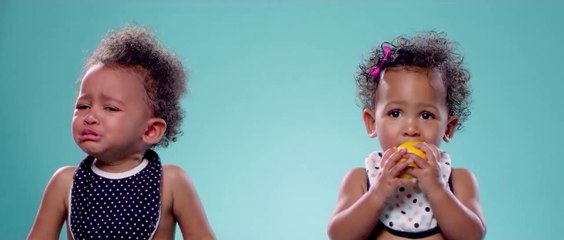 Download Video: Des bébés qui goûtent du citron pour la première fois... En slow motion!