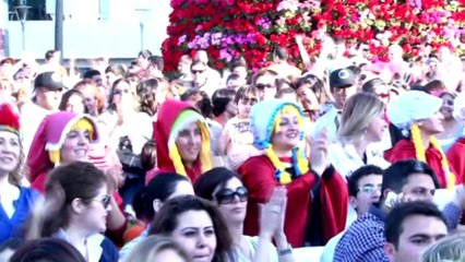 Ezgi Özbay - Nisan'da Adana'da Dökülün Sokaklara