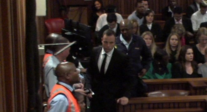 Pistorius fond en larmes à la barre et s'excuse