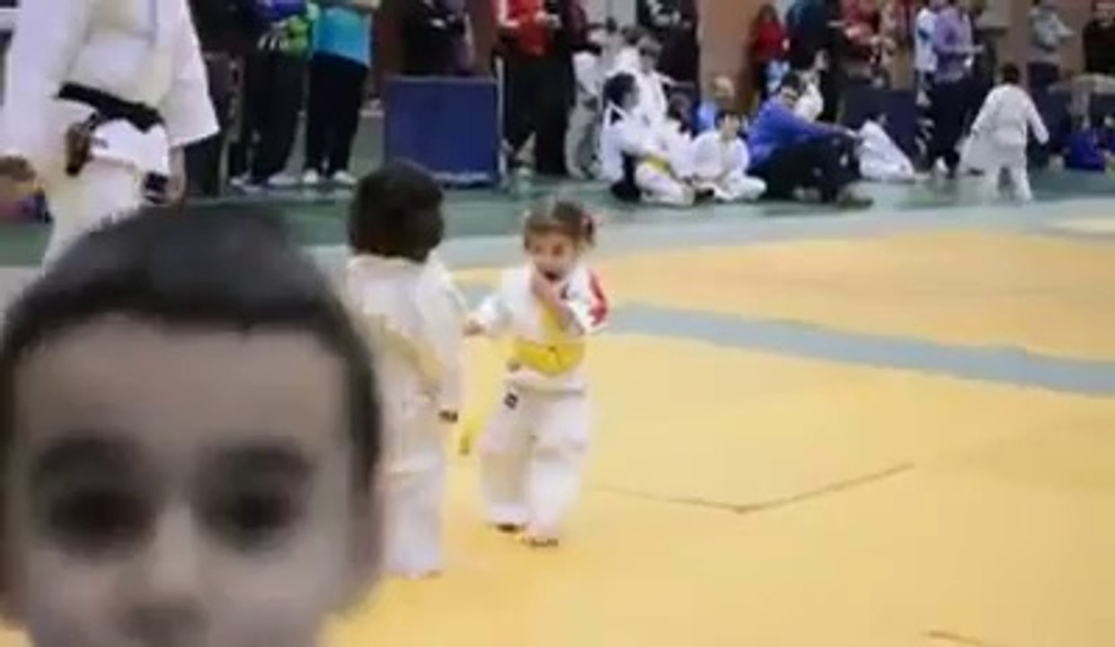 Le premier combat de judo de deux fillettes