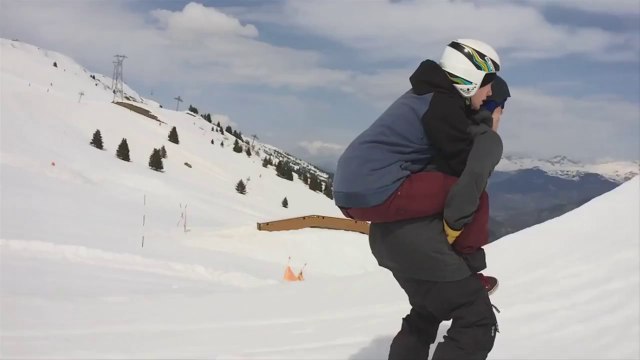 Backflip en ski à deux sur les épaules