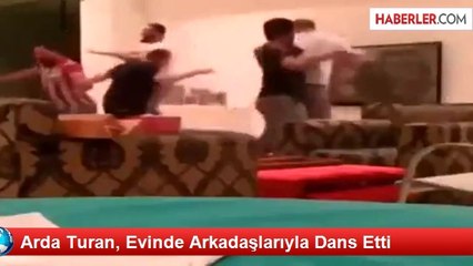 Arda Turan, Evinde Arkadaşlarıyla Dans Etti