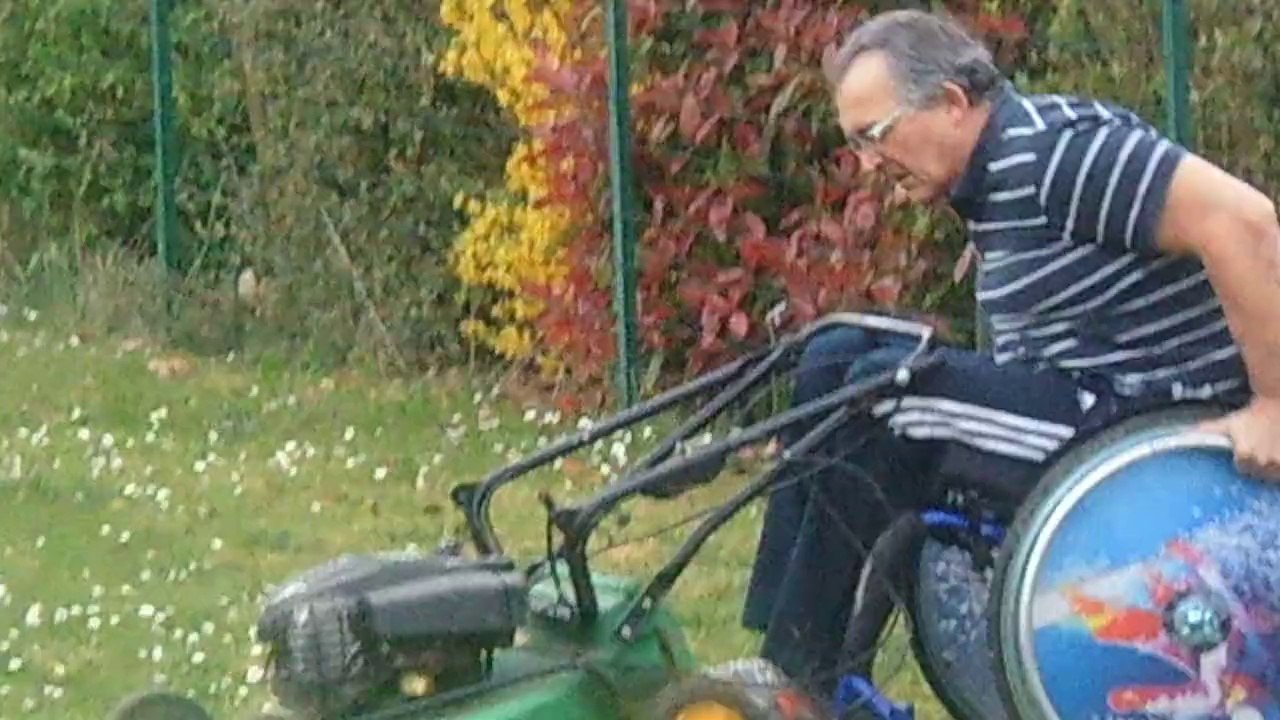 Comment tondre sa pelouse en fauteuil roulant.