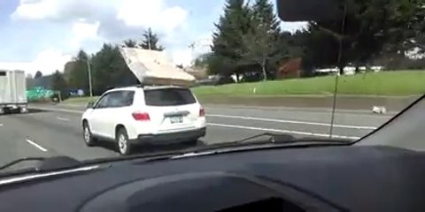 Un Matelas cerf-volant, sur le toit d'une voiture! - Vidéo Dailymotion