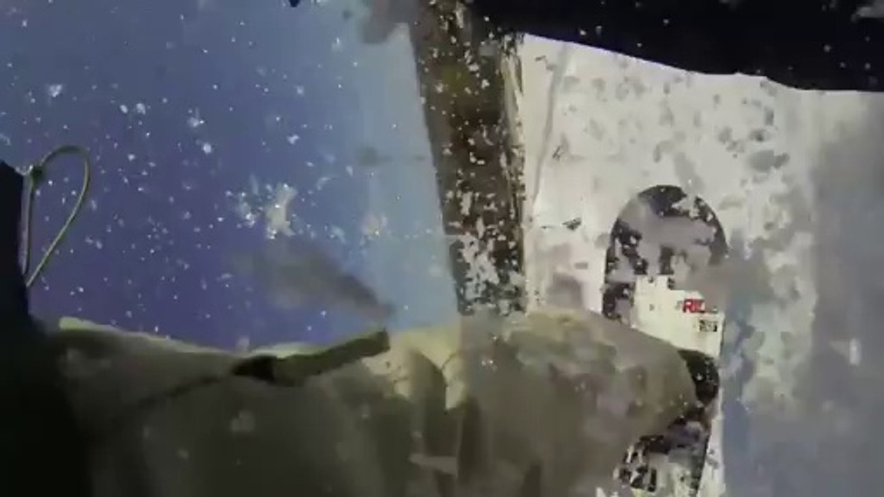 Grosse chute en Snowboard  : un jump raté de 25m