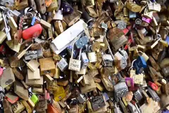 Paris'te aşıkları kızdıracak kampanya