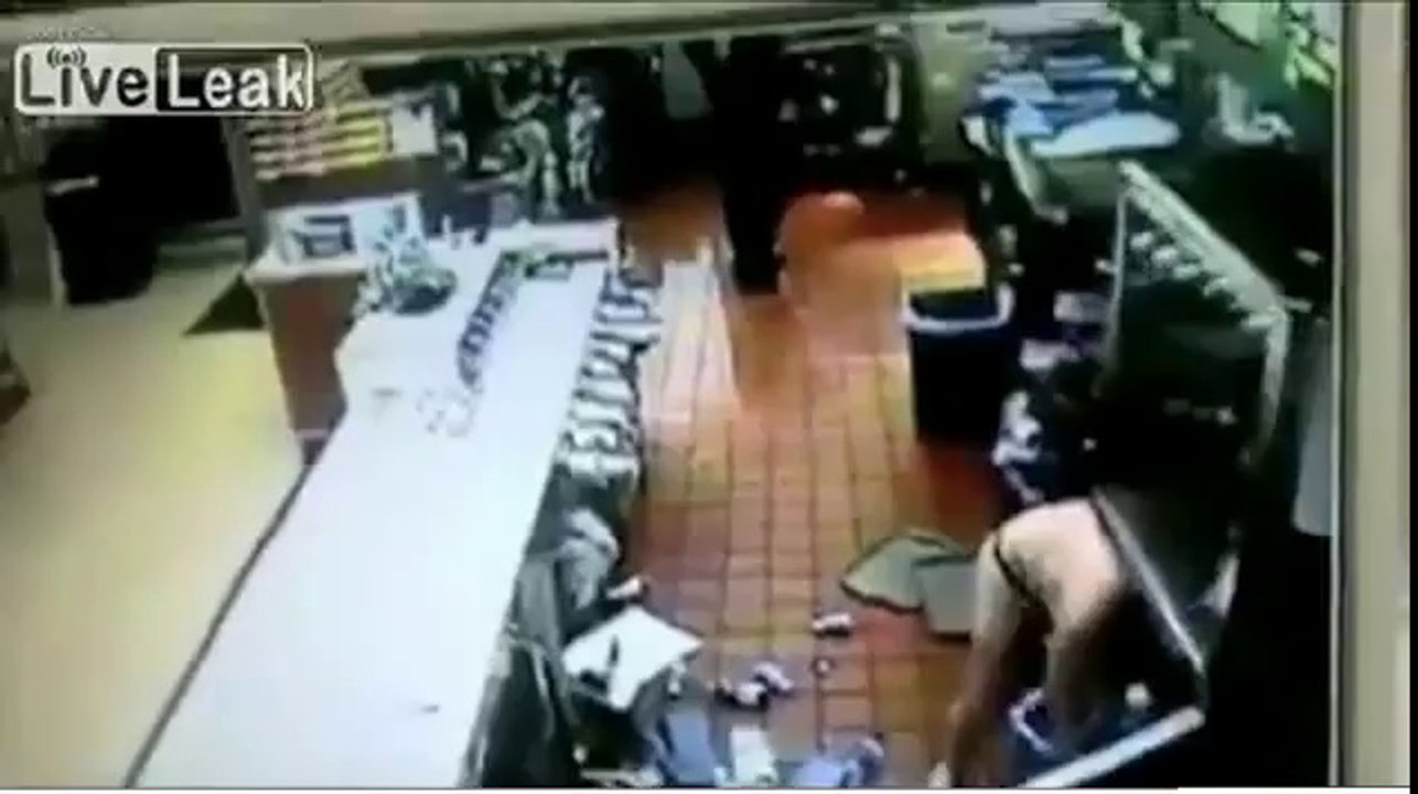 Donna in topless impazzisce e distrugge un McDonald's - Woman Destroys Florida McDonald's
