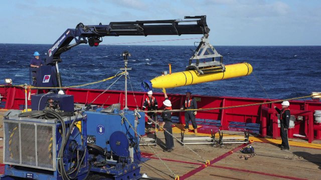 فريق البحث عن الطائرة الماليزية المفقودة سيرسل غواصة الى الاعماق