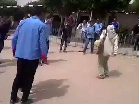 une prof joue au foot MDRRRR