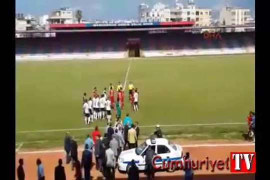 Polis aracından maç kadrosu ve İstiklal Marşı okundu