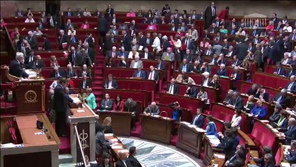 Download Video: Ambiance tendue à l'Assemblée pour le discours de Valls