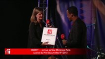 Smarty recoit le prix RFI Découvertes des mains de Cécile Mégie, directrice de RFI