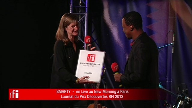Smarty recoit le prix RFI Découvertes des mains de Cécile Mégie, directrice de RFI