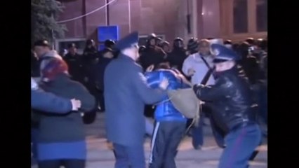 Télécharger la video: Late night clashes in Ukraine's Mykolaiv leave 15 injured