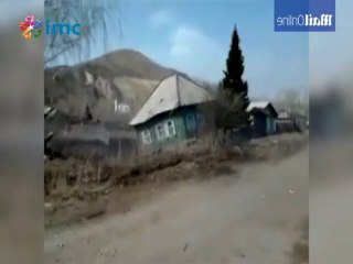 Kazakistan'da obruk bir evi yuttu